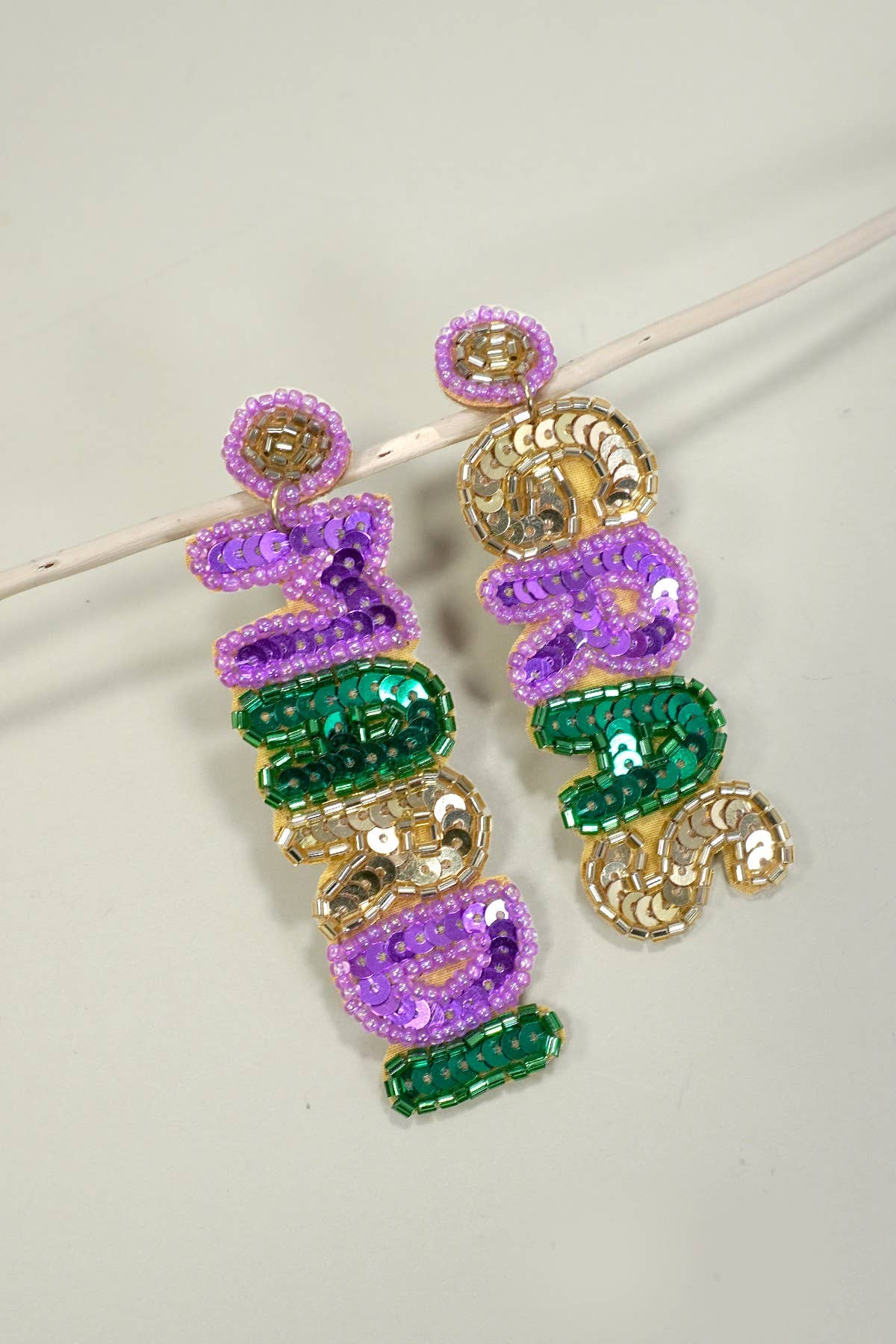 MULTI BRINCOS PENDENTES COM MISSANGAS MARDI GRAS | 91E5319 para venda a revendedores na Faire
