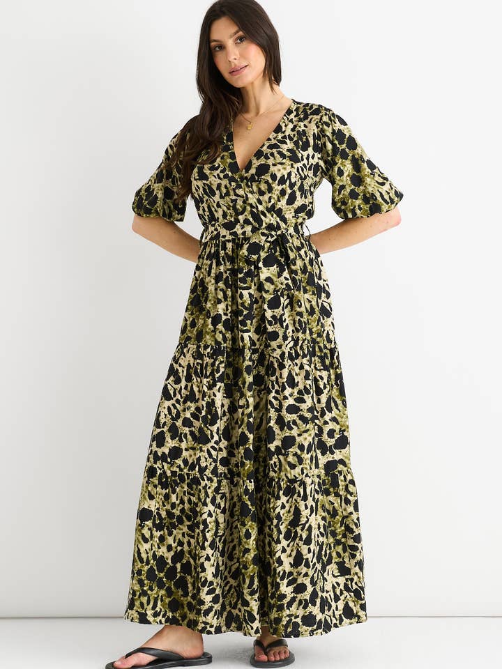 Grünes Maxikleid im Wickelstil mit Tiermuster. für den Großhandel von GINI LONDON