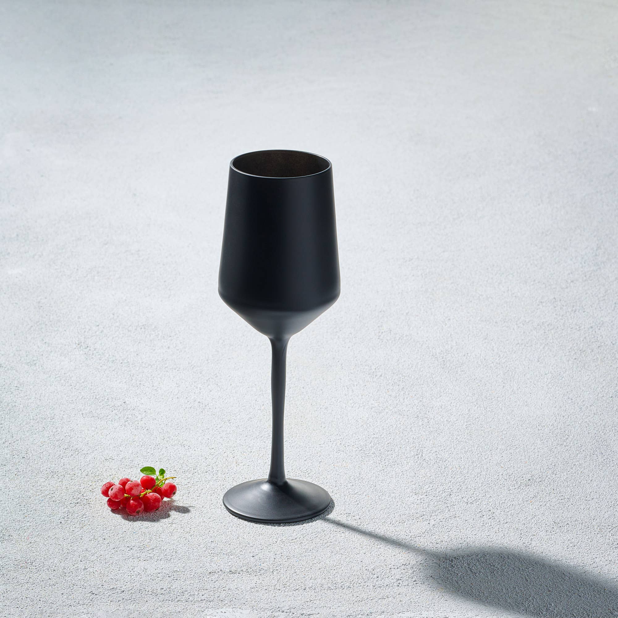 Kadra Kitchenware - Vente Verres à vin - Vikko Decor - Verre à vin noir mat, soufflé à la main, 11 oz0