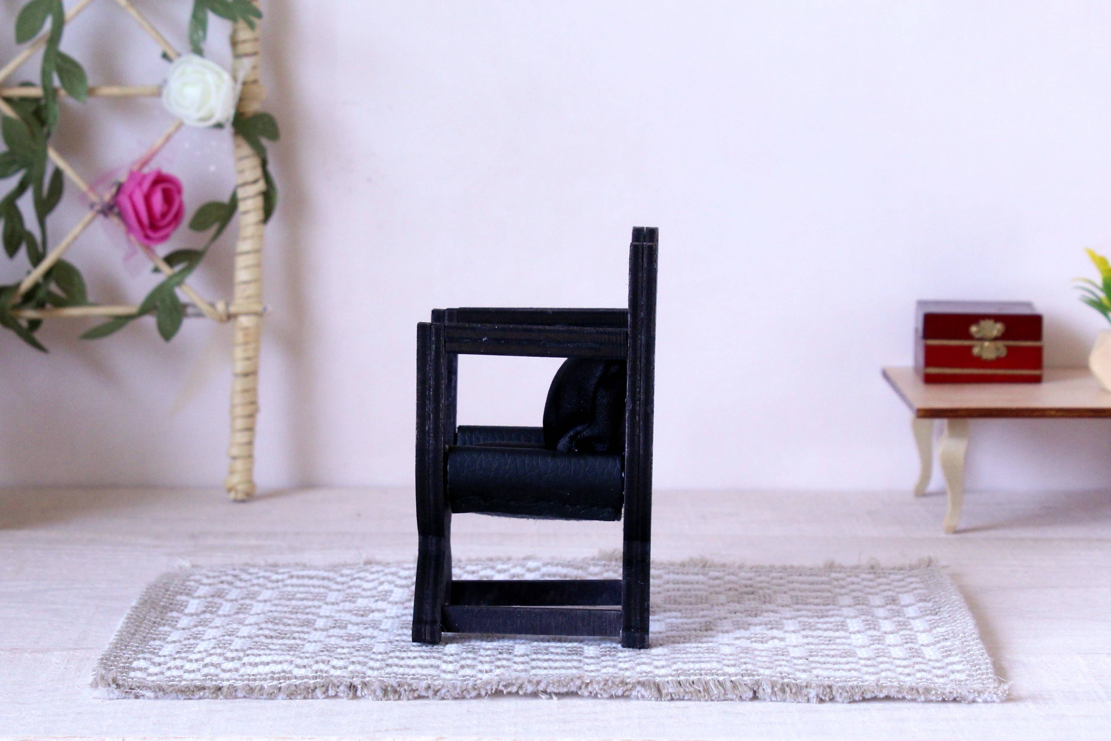 Lenasminiland – Großhandel Puppenzubehörset – Kinder – Miniatur-Tudor-Stuhl, X-gerahmte Königin Mary Sessel Replik11