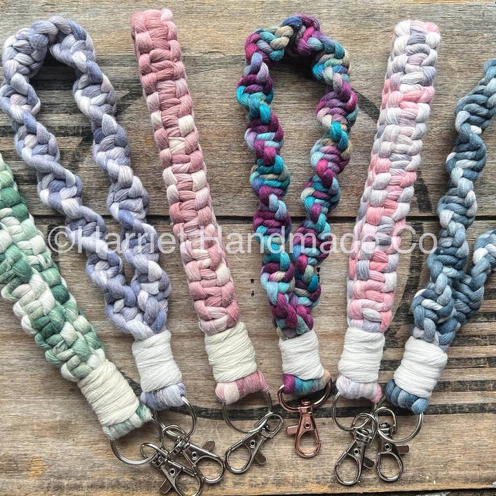 Porte-clés bracelet macramé teint à la main - 11 couleurs pour la vente par Harriet Handmade Co.