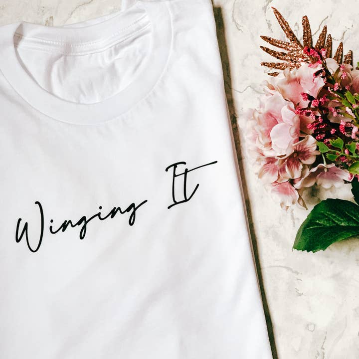 Winging It t-shirt voor wholesale door Willow & Fleur UK