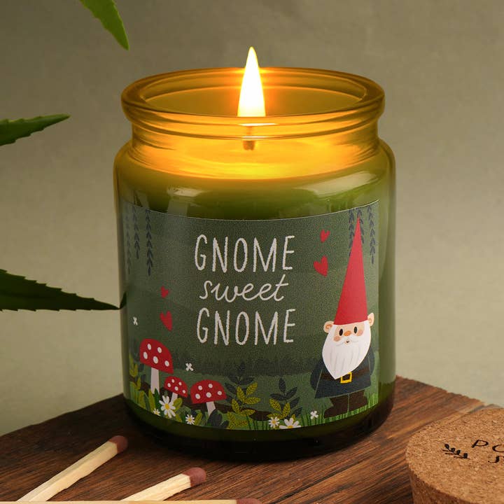 CGB Giftware - Vente Bougie en bocal - Bougie en grand pot vert "Gnome Sweet Gnome" dans une boîte cadeau0