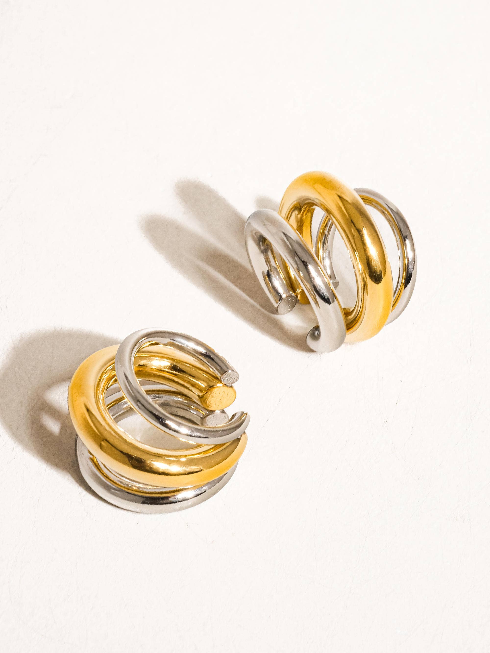 Flânerie by MAIQ – wholesale Earcuff-örhängen – Ames trilagers ørekrok i 18K guld som inte oxiderar1