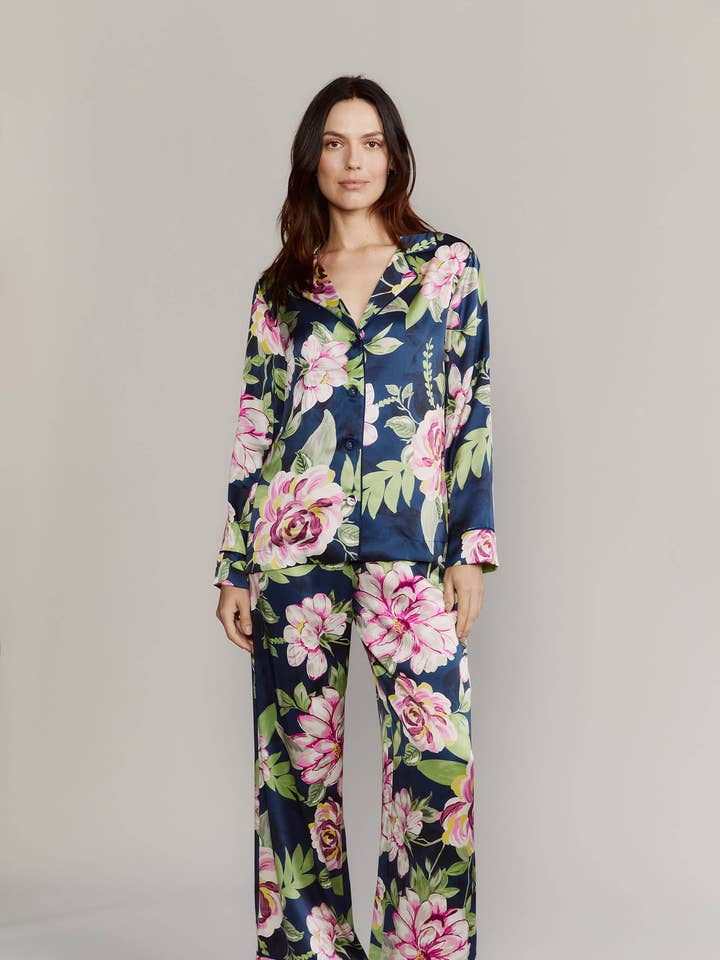 Pyjama en satin de soie Colony Pink Peonies pour la vente par Katro