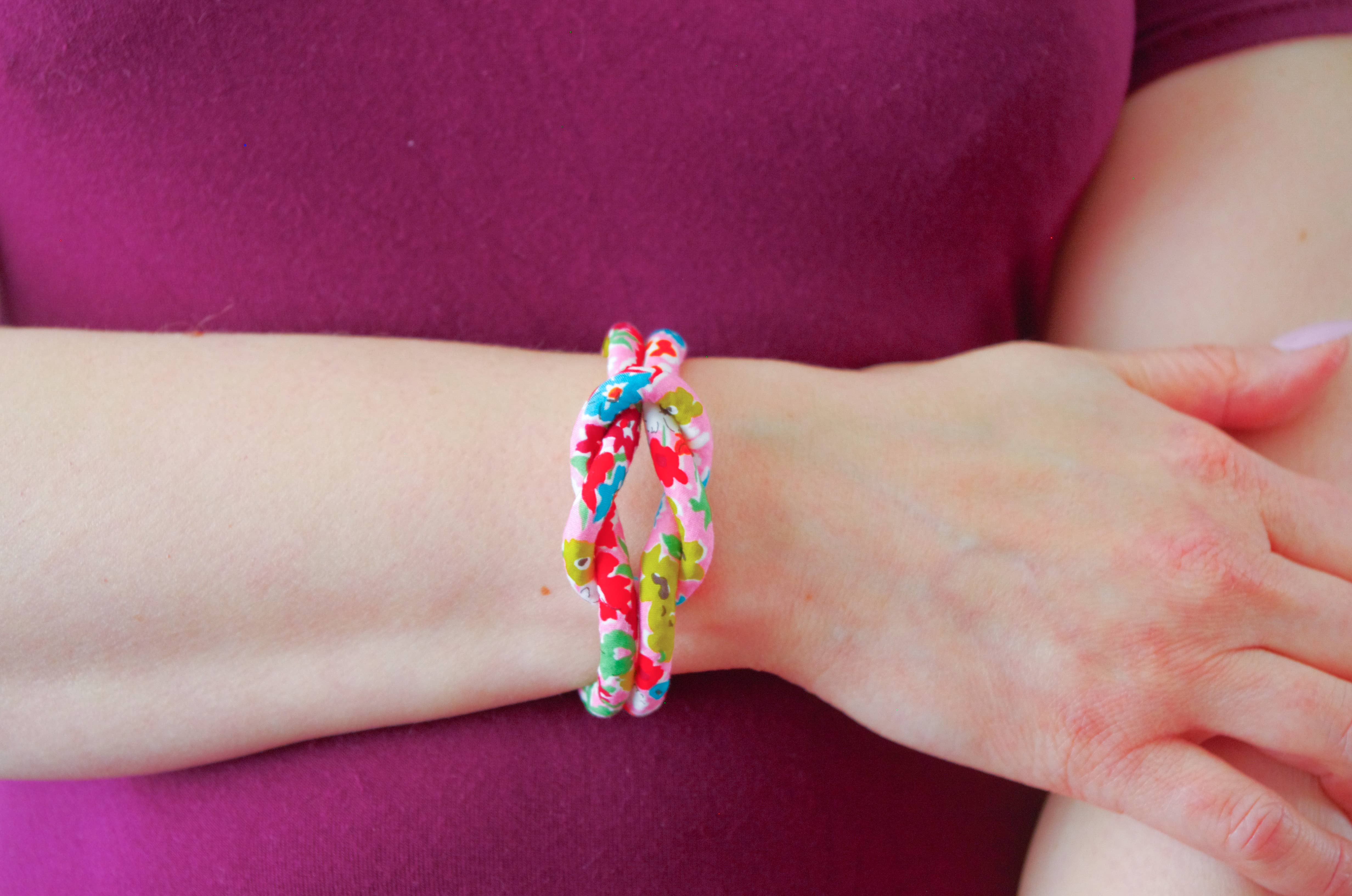 Bunny Bosworth – wholesale Woven/braided bracelet – Reef Knot Bracelet in Liberty Print Fabric - Deco Florals5