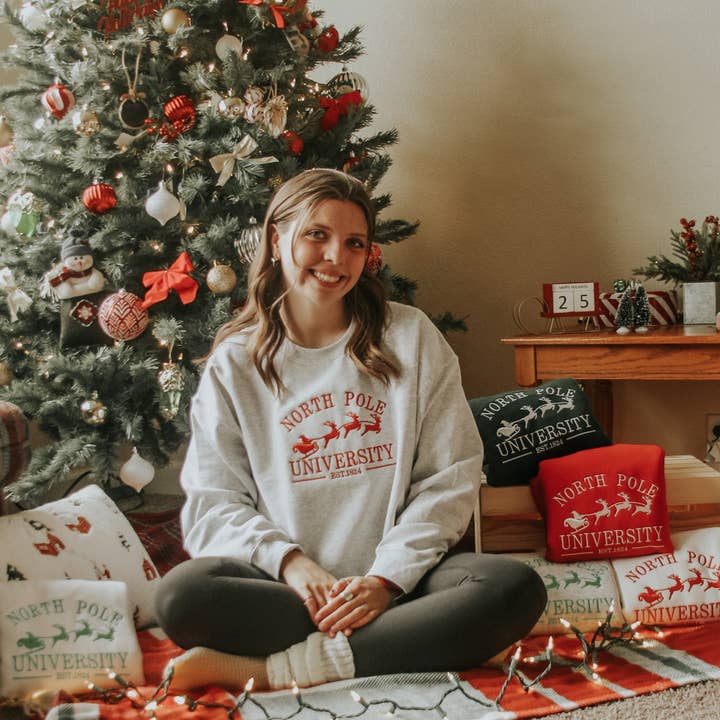Girocollo ricamato North Pole University per la vendita all'ingrosso da parte di SewGenesis