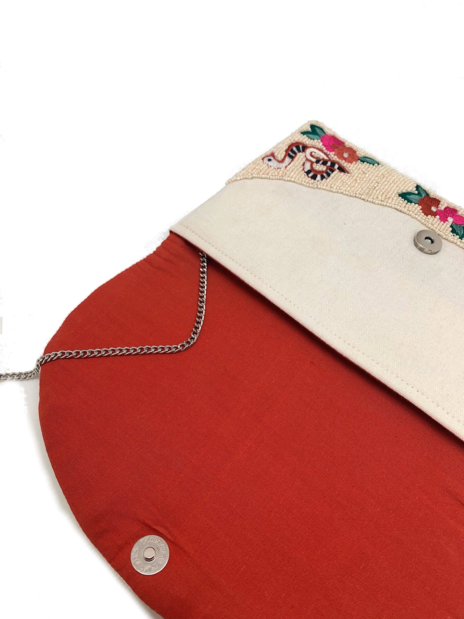 Pizzazz, Inc. – Großhandel Clutch – Damen – CREMEFARBENE CLUTCH MIT PERLEN UND BLUMEN- UND SCHLANGENSTICKEREI1