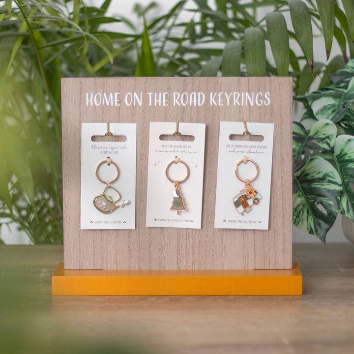 Set di 24 portachiavi da campeggio Home on the Road in esposizione per la vendita all'ingrosso da parte di Something Different Wholesale