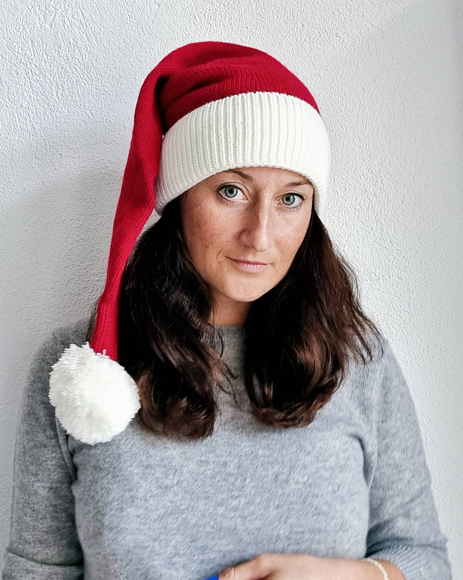 Snazzy Santa – Großhandel Beanie – Unisex – Flach gestrickte Weihnachtsmütze – klassisch rot-weiß1