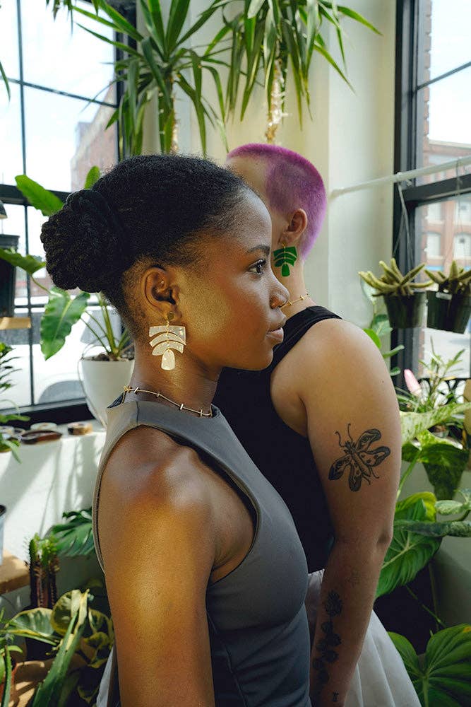 Paulina Otero – Brincos de argola por atacado – Brincos de equilíbrio em iridescente branco3