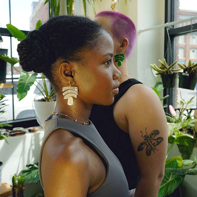 Paulina Otero – Brincos de argola por atacado – Brincos de equilíbrio em iridescente branco3