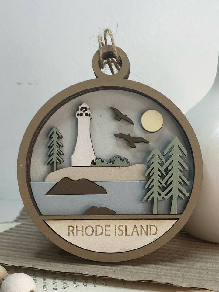 Ornamento ou etiqueta de presente do estado de Rhode Island por atacado de Pine Designs