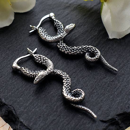 Anya örhängen med lockiga ormar och uppfällbart lock för wholesale av Kali Ma Designs - Sterling Silver Jewellery