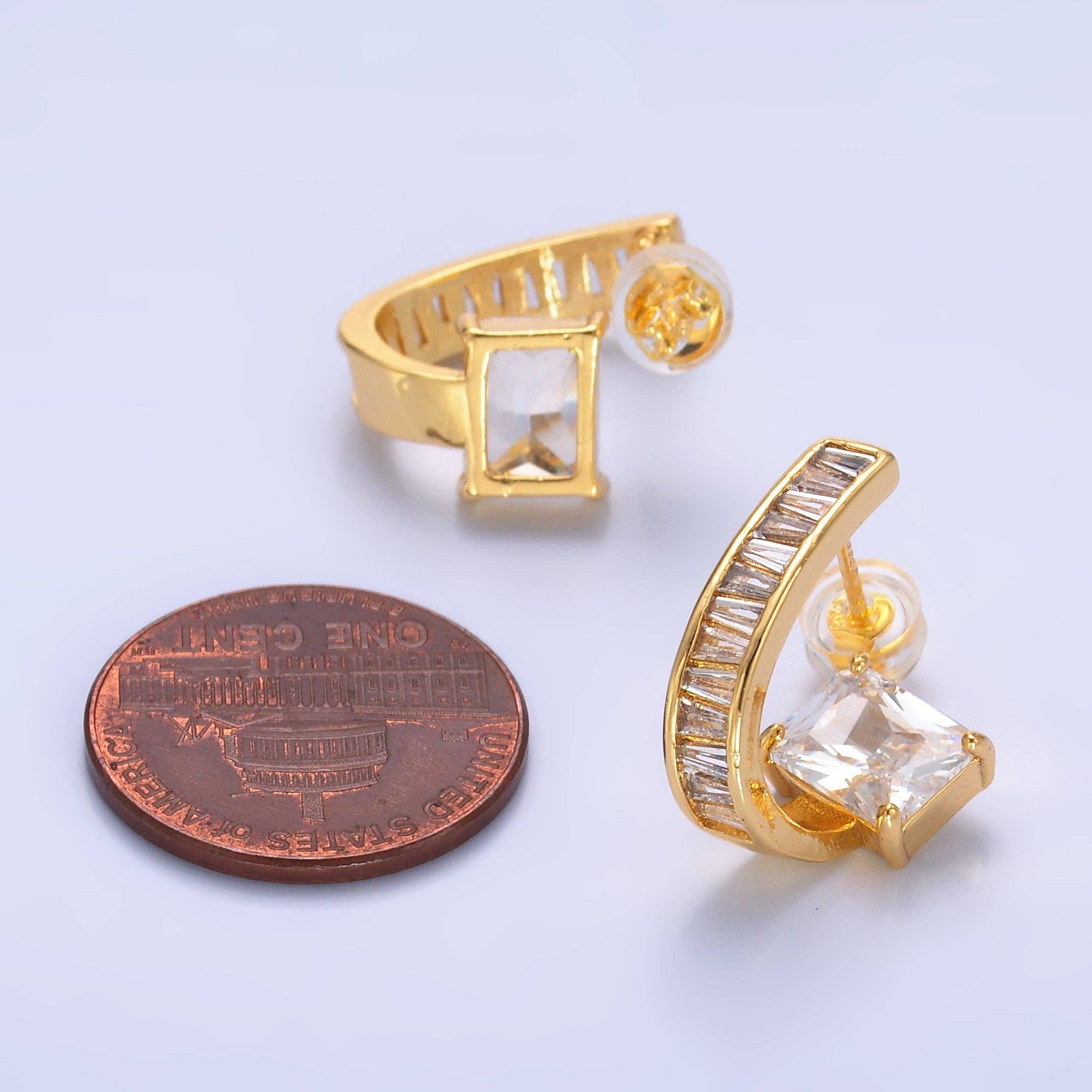 Aim Eternal - Vente Créoles - Boucles d'oreilles créoles en forme de J avec zircon cubique baguette transparent, plaquées or 24K | AB7132