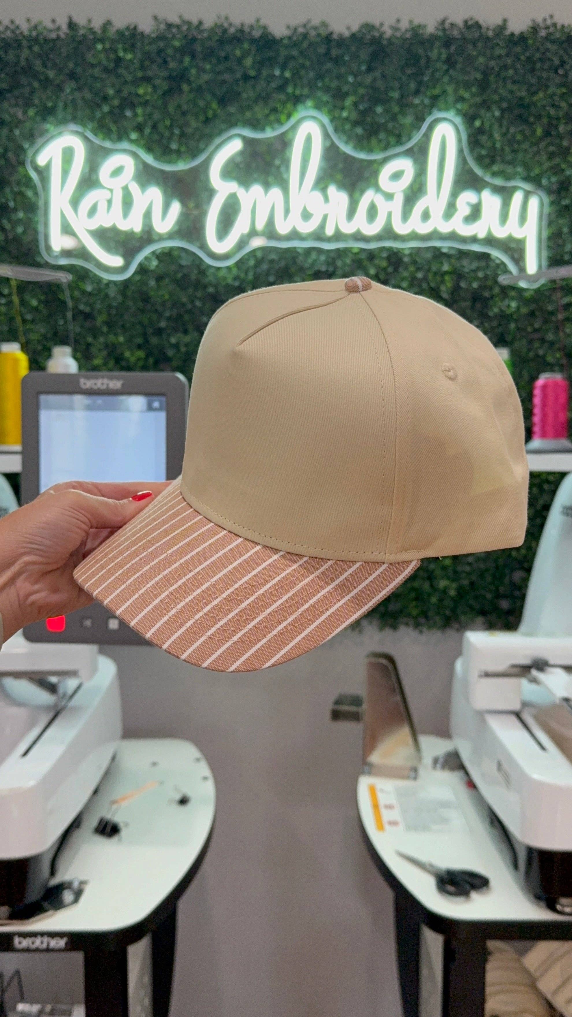 Rain Embroidery – Großhandel Trucker-Cap – Damen – Braun gestreifte Bill (leer) Trucker-Mütze3