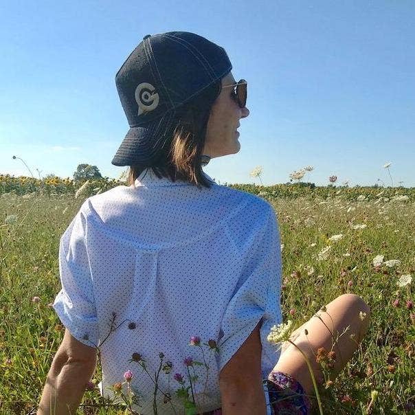 Unisex cap i håndlavet indigo hamp for engroshandel hos Meanwhile Boutique