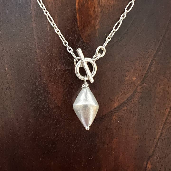 N2 - Pendulum necklace for wholesale by Anantara