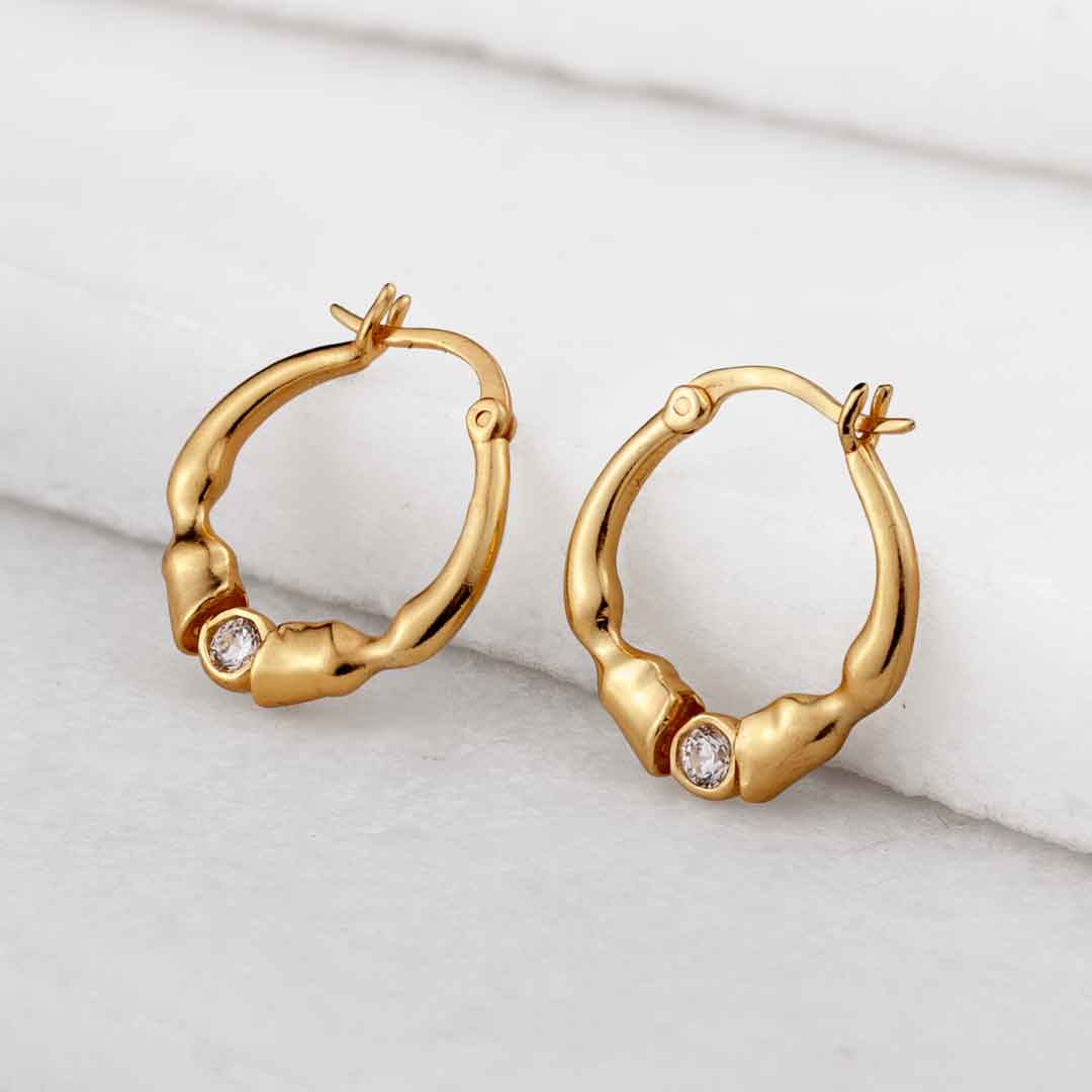 URBAN-EQUESTRIAN - Wholesale Huggie earrings - Cavallo - Moissanite Horseshoe Earring in Gold2