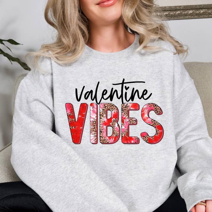 Valentine Vibes Valentijnsdag Sweatshirt voor wholesale door Simply Spoken Apparel