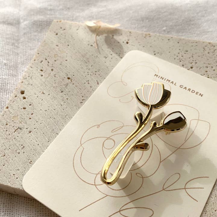 Broche en émail Peony (blanc cassé) pour la vente par sol&mar art co.