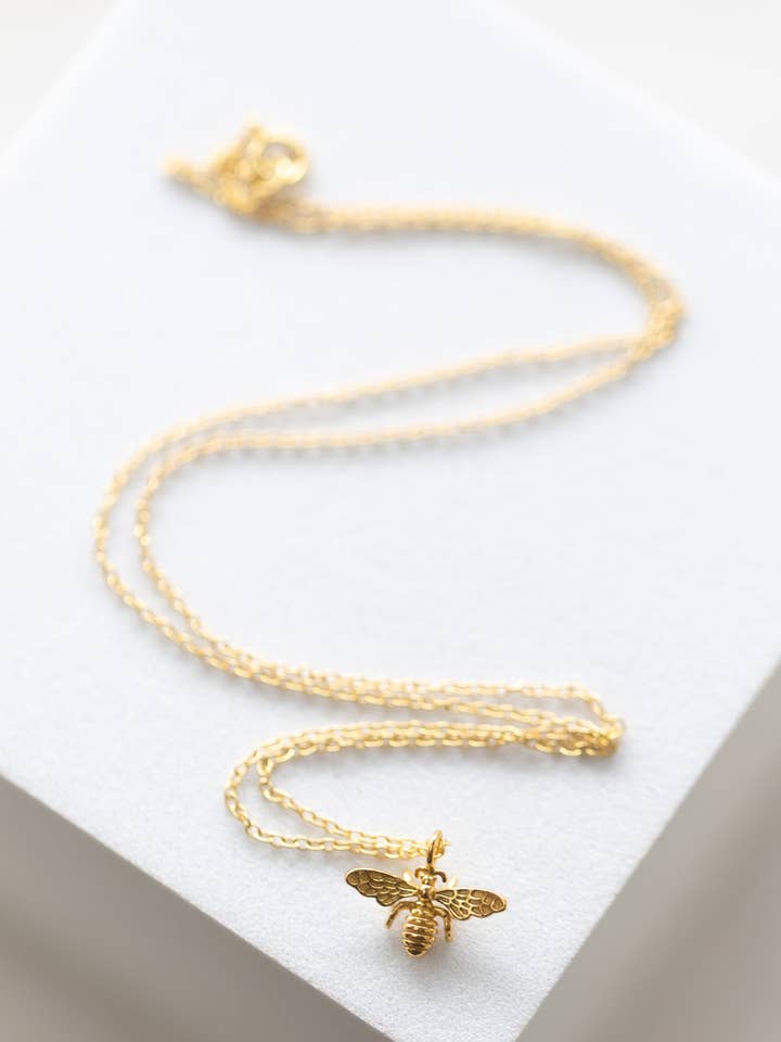 Collana con ciondolo 'Ape Indaffarata' per la vendita all'ingrosso da parte di Maven