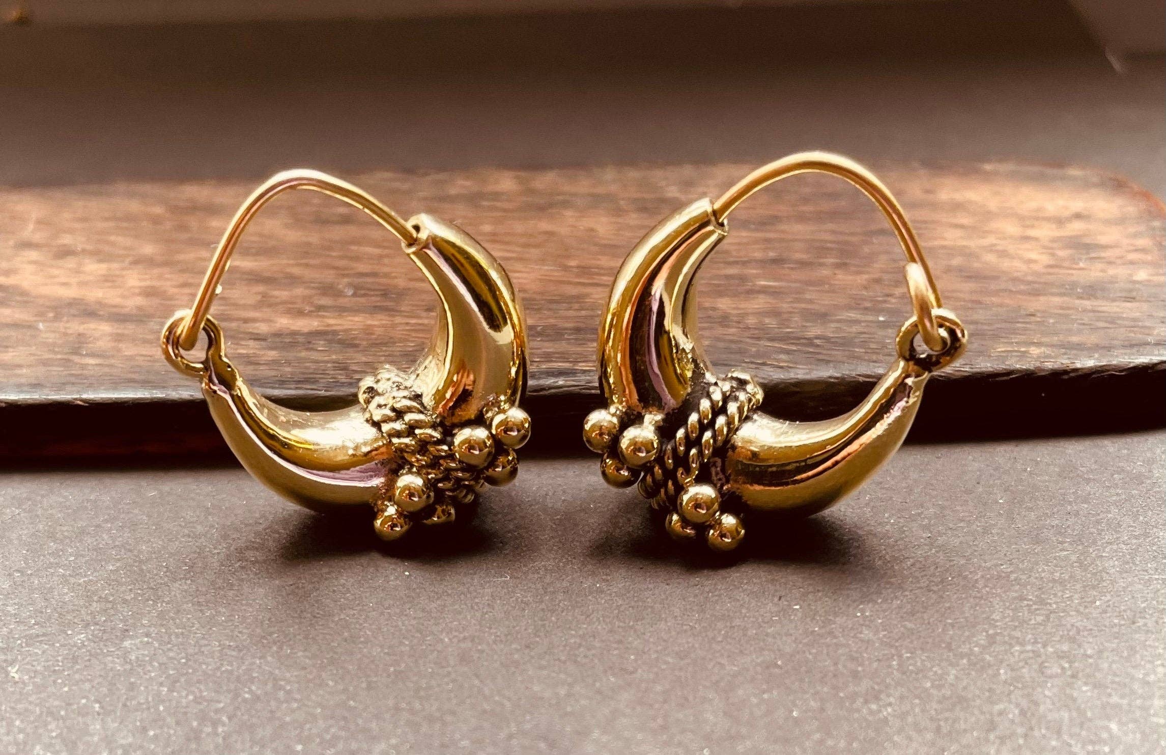 Kaali Boutique – Engroshandel Hoops – Chunky kugle øreringe i guld messing – boheme- og festivalstil0