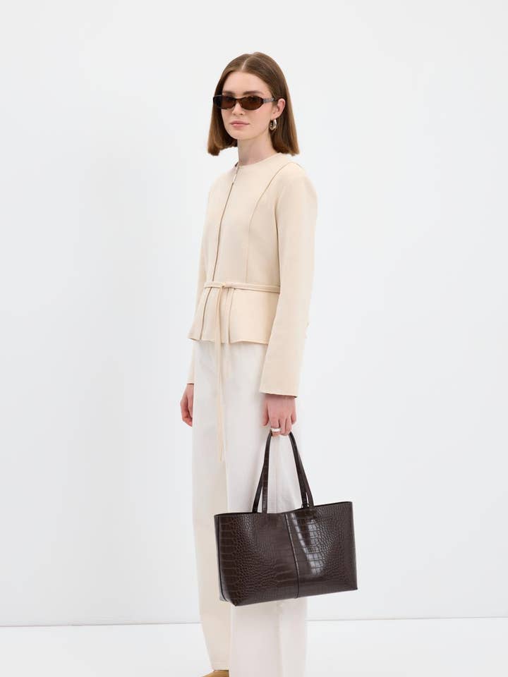 Veste courte en daim avec col rond zippé beige pour la vente par Kadriye Baştürk