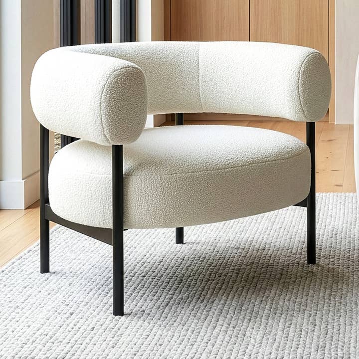 Glamour Home - Vente Chaises - Fauteuil d'appoint Ayuka en tissu bouclé blanc avec pieds en fer noir0