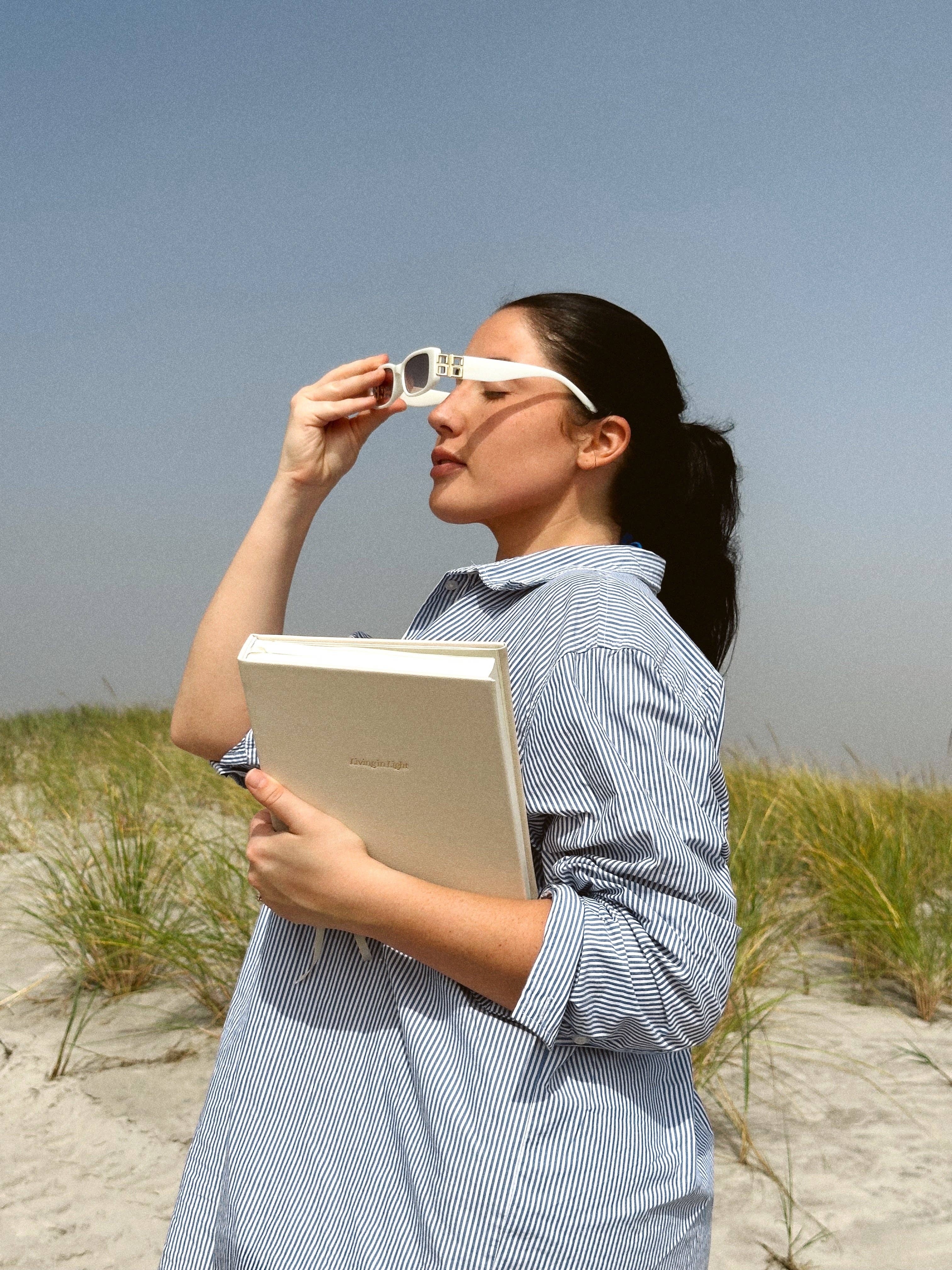 Living In Light – Agenda por atacado – Agenda Cristã Moderna Sem Data – Estudo Bíblico, Anotações de Sermões, Pedidos de Oração, Definição de Metas, Finanças e Mais | Capas em Couro Greige, Couro Marfim e Jeans4