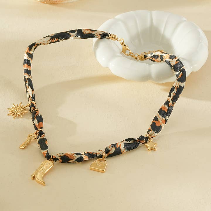 Collier tissu imprimé léopard pendentifs dorés botte pour la vente par JOYA