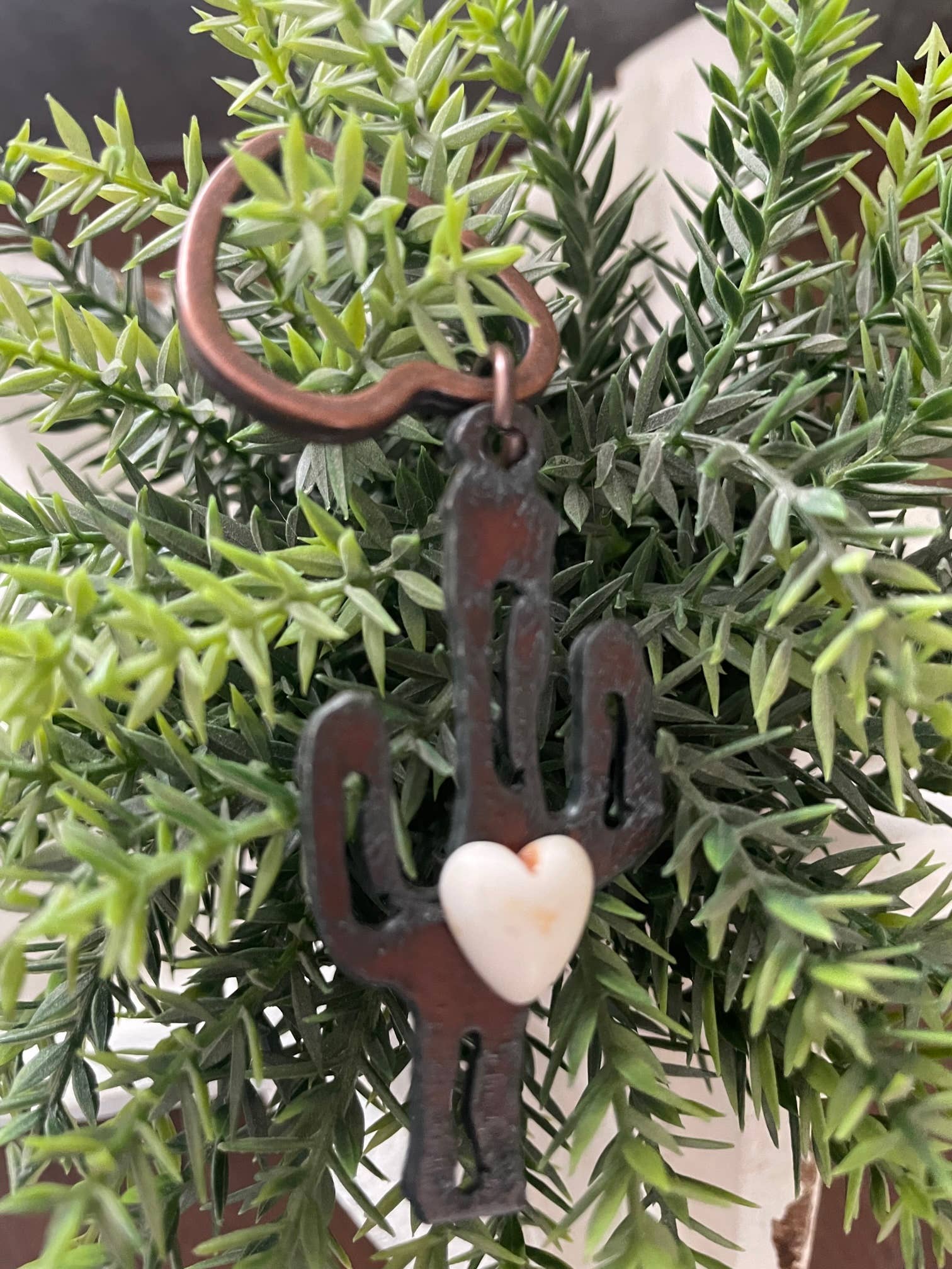 The Rustic Barn - Wholesale Keychain - Unisex - Rustic Metal Keychain Cactus shape with white heart1