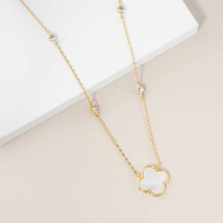 Collier à chaîne en pierre CZ avec pendentif quadrilobé 13 mm/or 18 carats pour la vente par OHBOOBA DESIGN