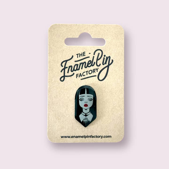 The Enamel Pin Factory - Vente Épinglettes/boutons - Mercredi Addams - Lèvres Rouges - Badge Écologique en Émail2