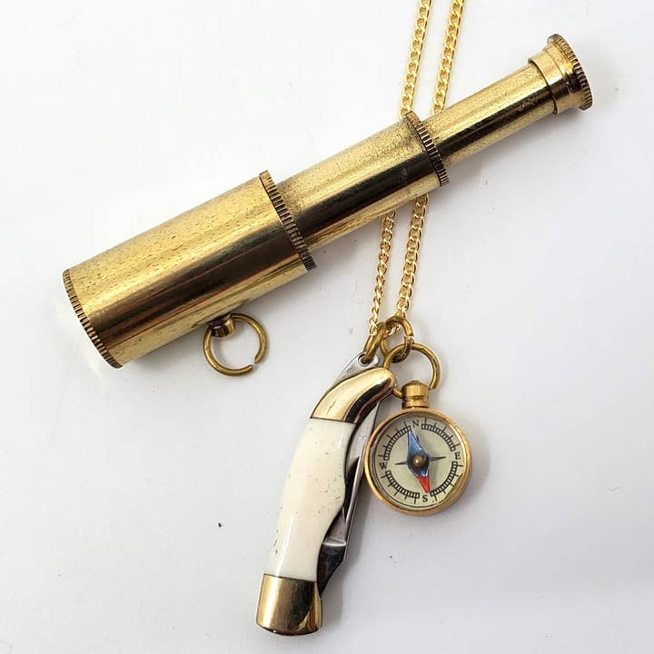 Terra Tokens – Großhandel Kette mit Anhänger/Charm – Compass & Knife Halskette, 1 1/2 Zoll, Knochenmesser, 28-Zoll-Kette