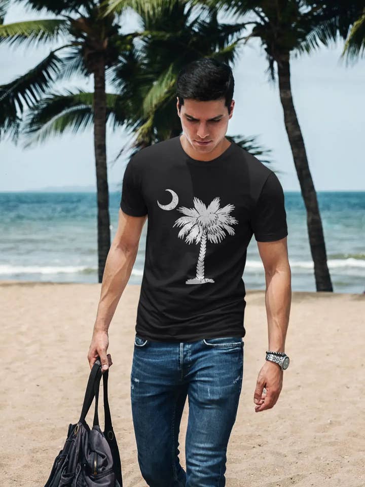 T-shirt graphique avec drapeau de la Caroline du Sud pour hommes, imprimé blanc, bleu marine français pour la vente par ULTRABASIC