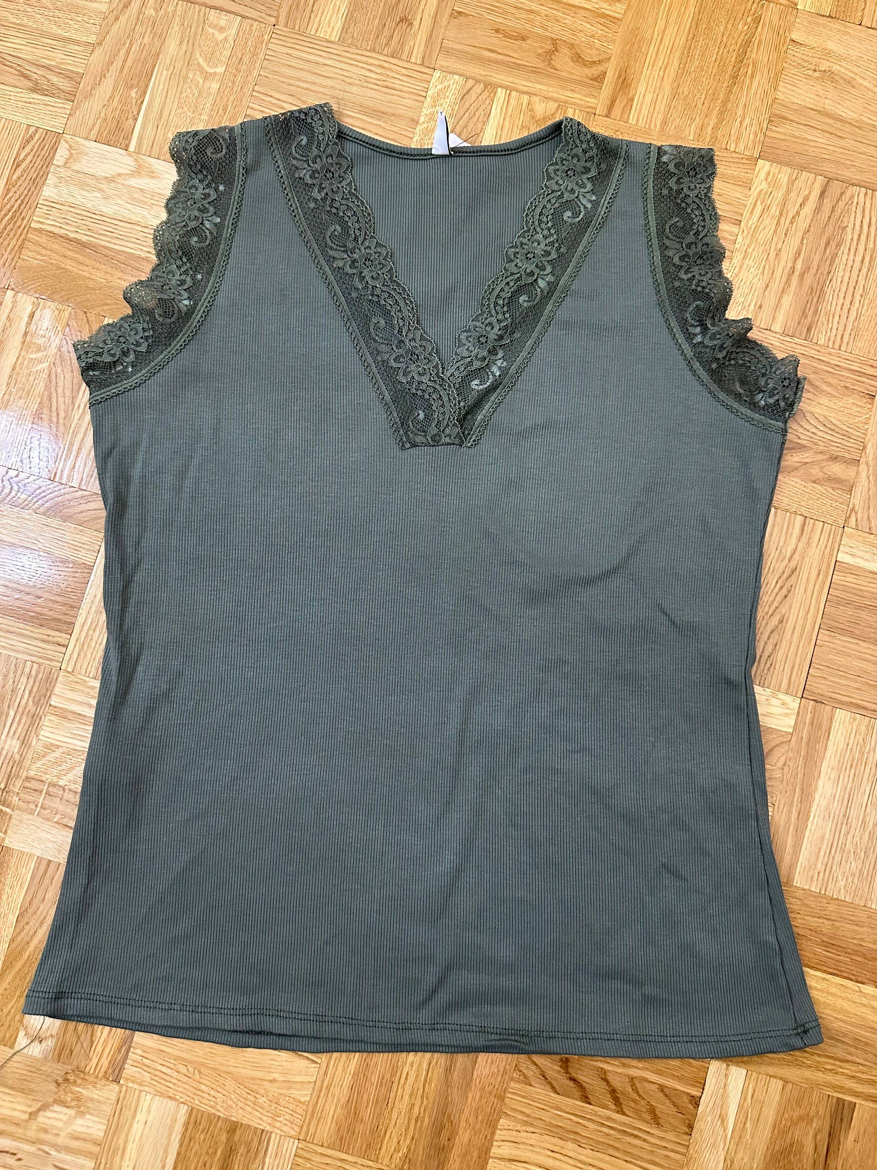 ZAFA PARIS – Engroshandel Tanktop – Kvinder – ZAFA PARIS ribbet top med V-hals og blonde i plus size3