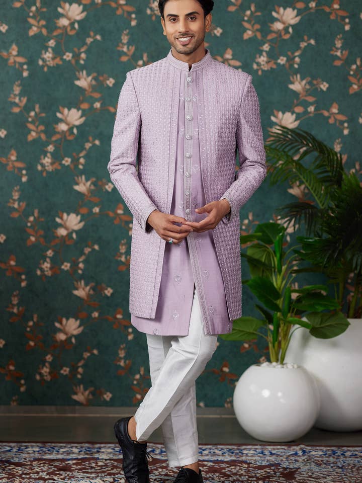 Sherwani Tradizionale Lungo Kurta e Pantaloni in Seta Artistica Viola Chiaro per Uomo per Matrimonio - Lavoro di Ricamo, Lavoro di Perline per la vendita all'ingrosso da parte di HATKE BRIDE