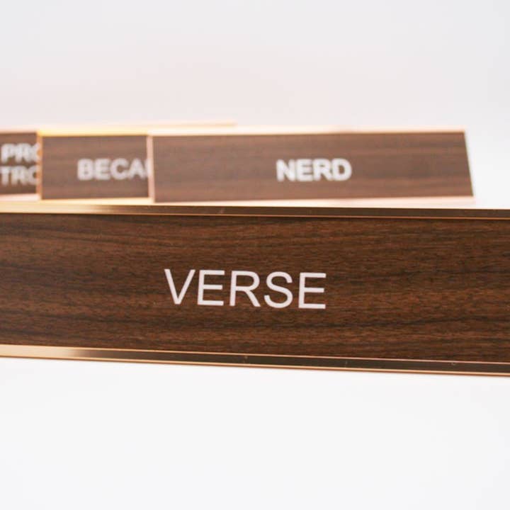 Philadelphia Laser & Industrial Design – wholesale Skrivbords-/bordsskylt – Verse Skrivbord Namnskylt