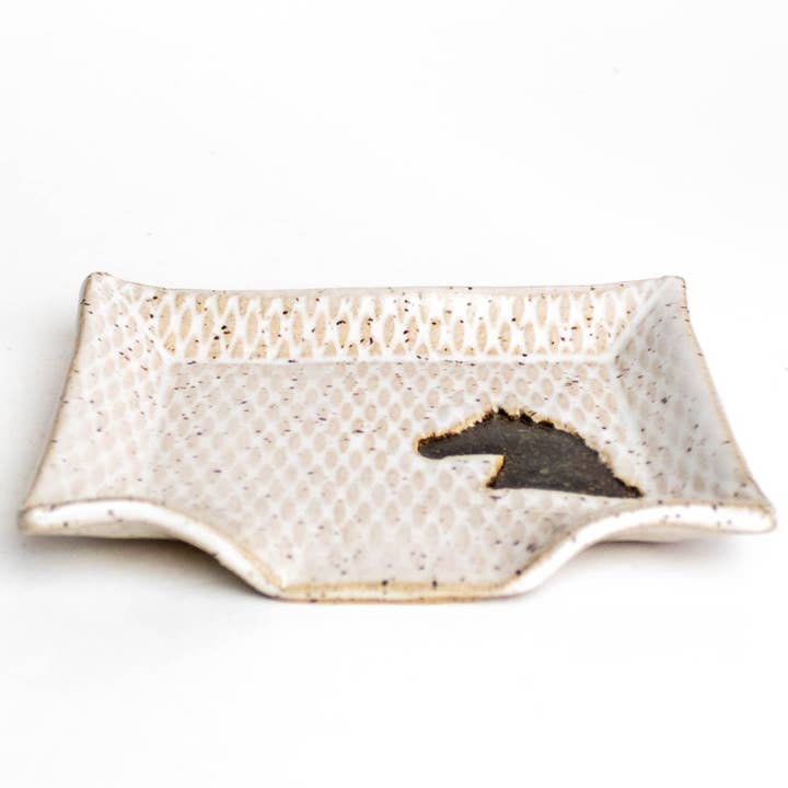 Jabonera de cerámica hecha a mano en Ohio con diseño de caballo marrón. para venta al por mayor de White Squirrel Clayworks
