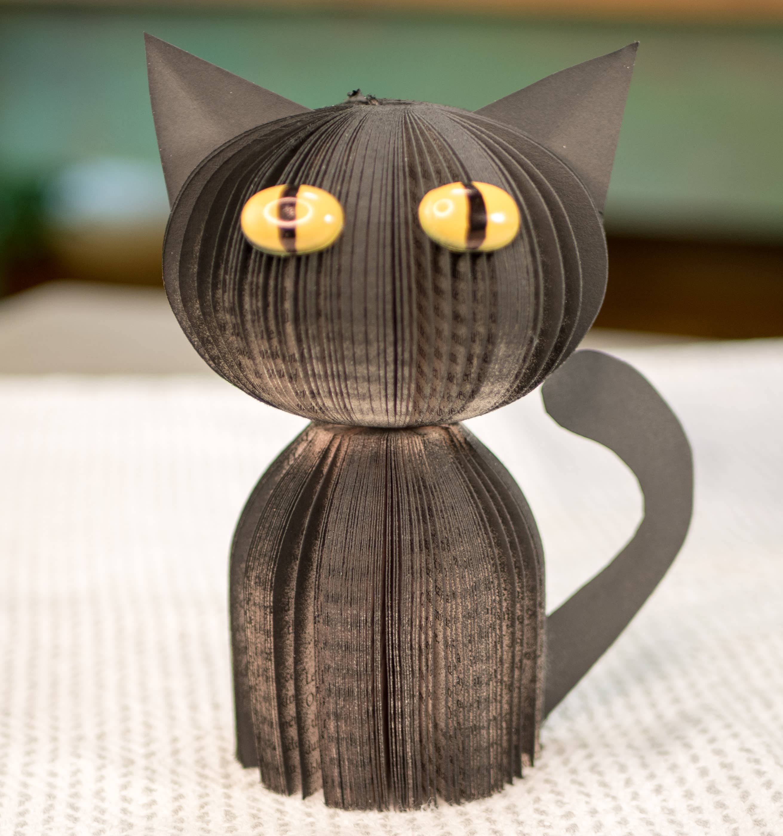 Root To Vine – wholesale Decorative tabletop object – Spooky Black Cat-Halloween Decor-Book Gift-Fall Decor