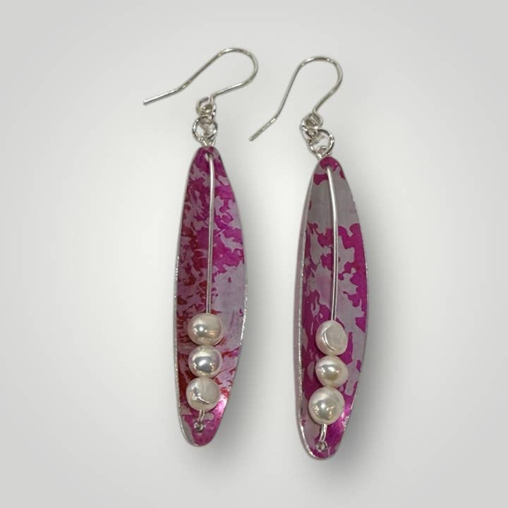 Boucle d'oreille style plume rose perle d'eau douce pour la vente par Rachel Stowe Jewellery