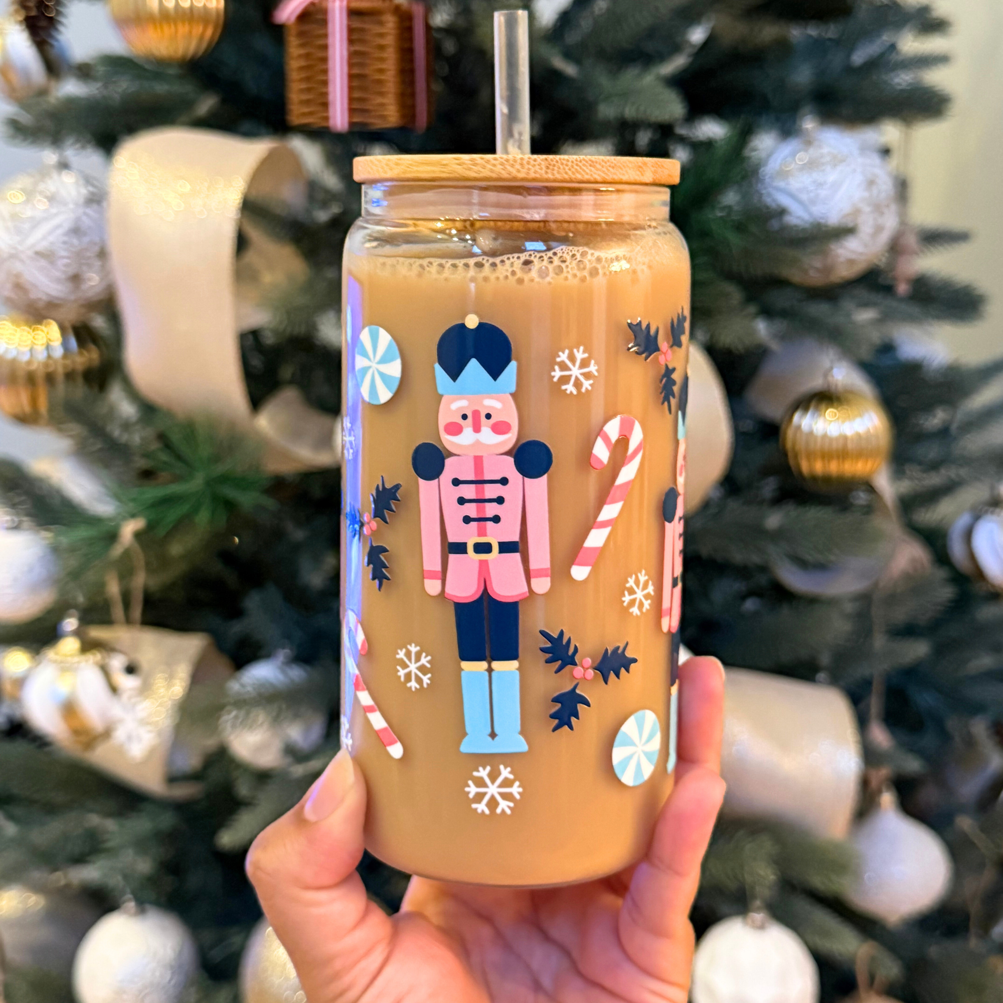 Jessdreams Creations LLC – wholesale Drinking glass/cup – Christmas Nutcracker 16 Oz Glass Cup With Lid & Straw2