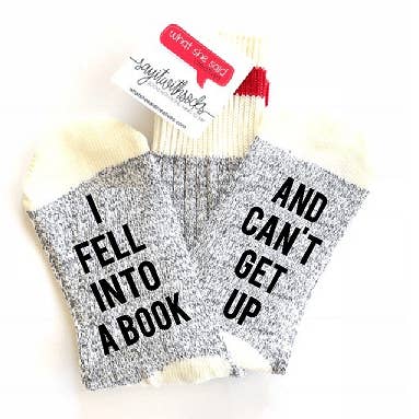 Meias "Caí Num Livro" por atacado de What She Said Creatives