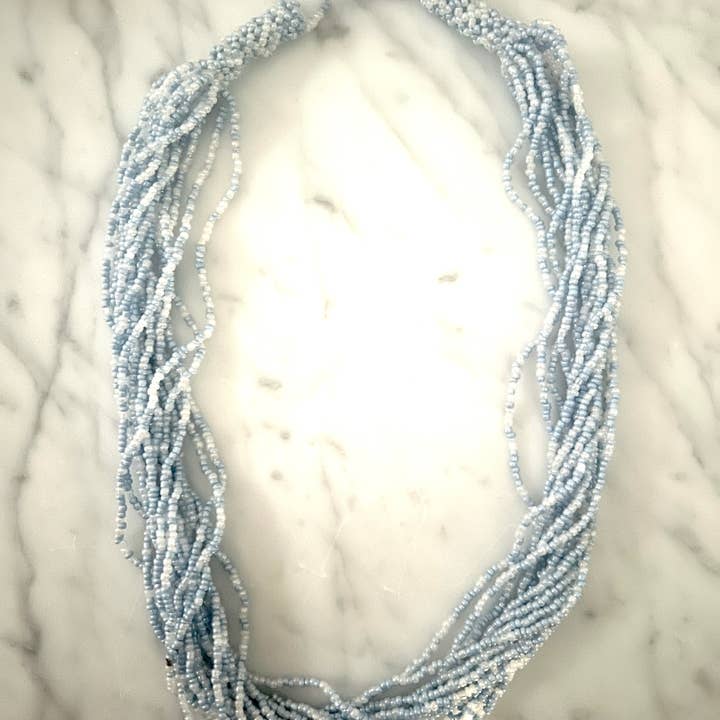 Collier à 15 rangs de perles de rocaille bleu Caroline et blanc pour le jour du match pour la vente par Erik & Mike