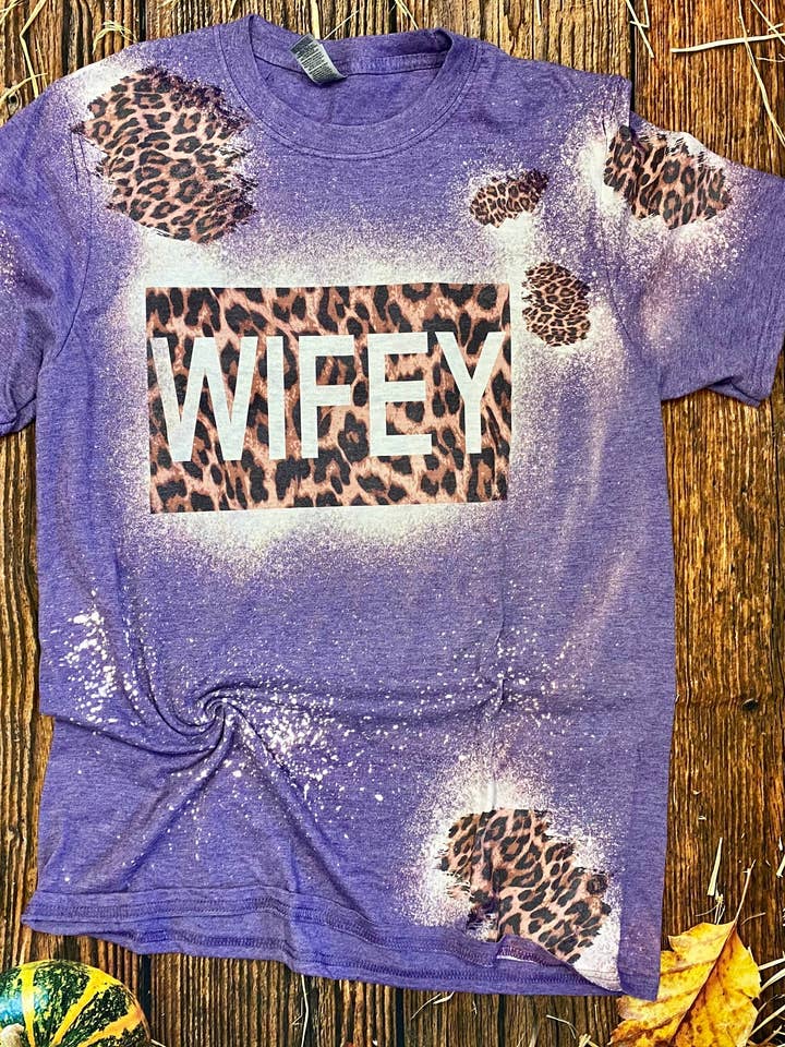 Cheetah Wifey | Wifey Cheetah Bleach Shirt | Bleach Tee | Bleach Shirt für den Großhandel von Cute As A Rustic Button