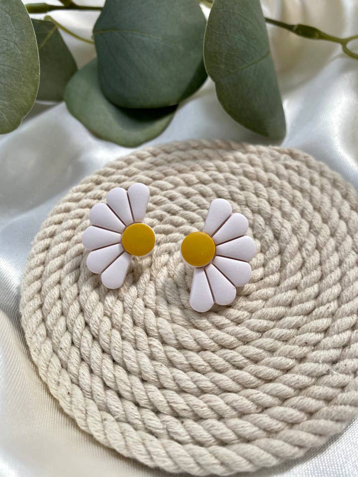 Half Daisy Statement Studs voor wholesale door Rachel Ray Co