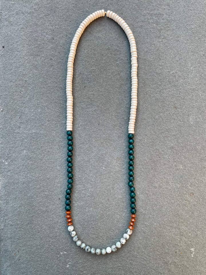 Collana in legno e pietra verde cacciatore con diaspro sesamo per la vendita all'ingrosso da parte di Seyyah