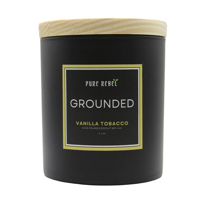 Candela in Cera di Cocco e Soia Versata a Mano "Grounded" Pure Rebel 354g - Vaniglia e Tabacco per la vendita all'ingrosso da parte di Pure Rebel