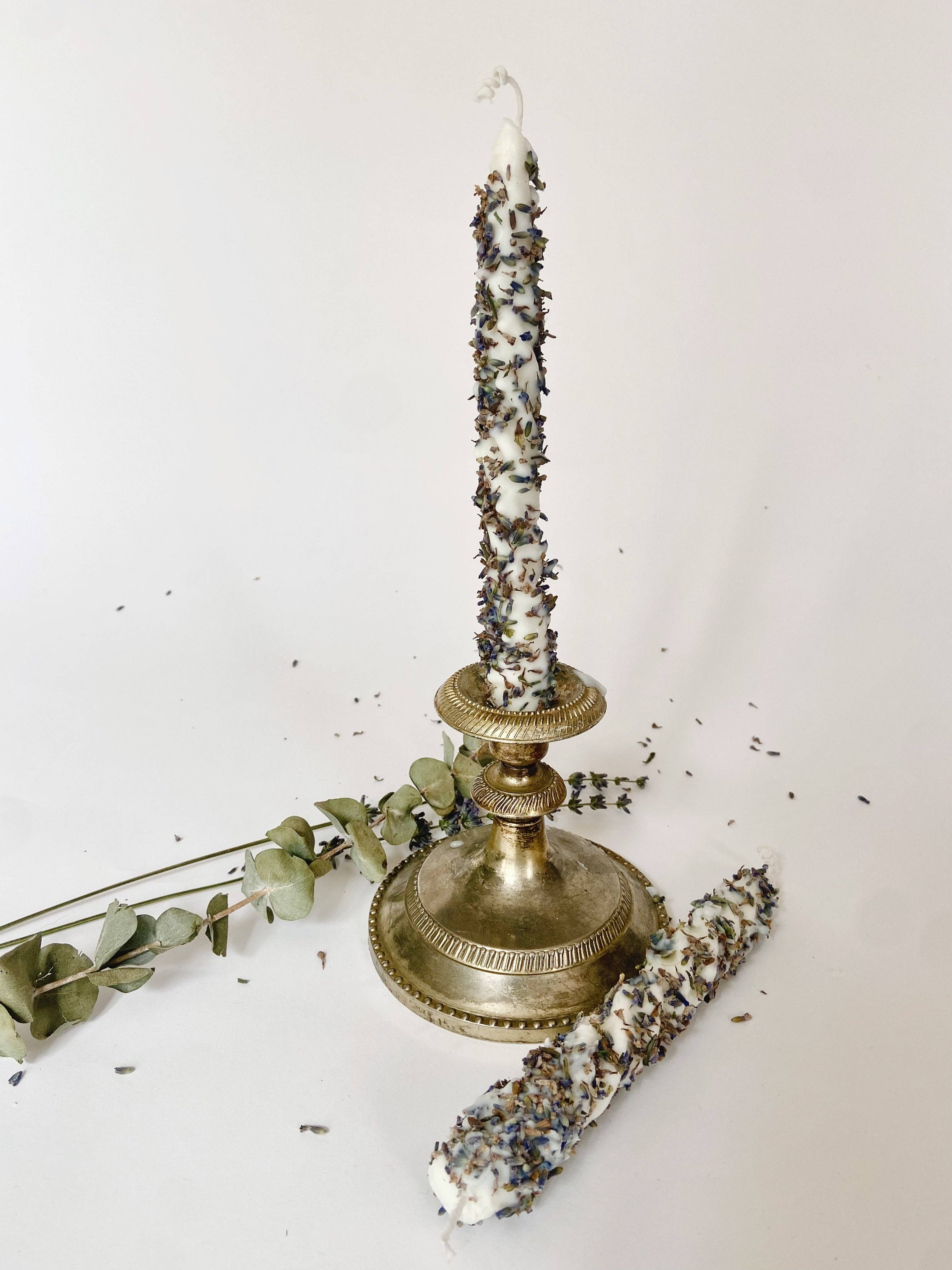 Rivage Candle – wholesale Avsmalnande ljus – Vita ljus strödda med lavendel – doft av vild lavendel1